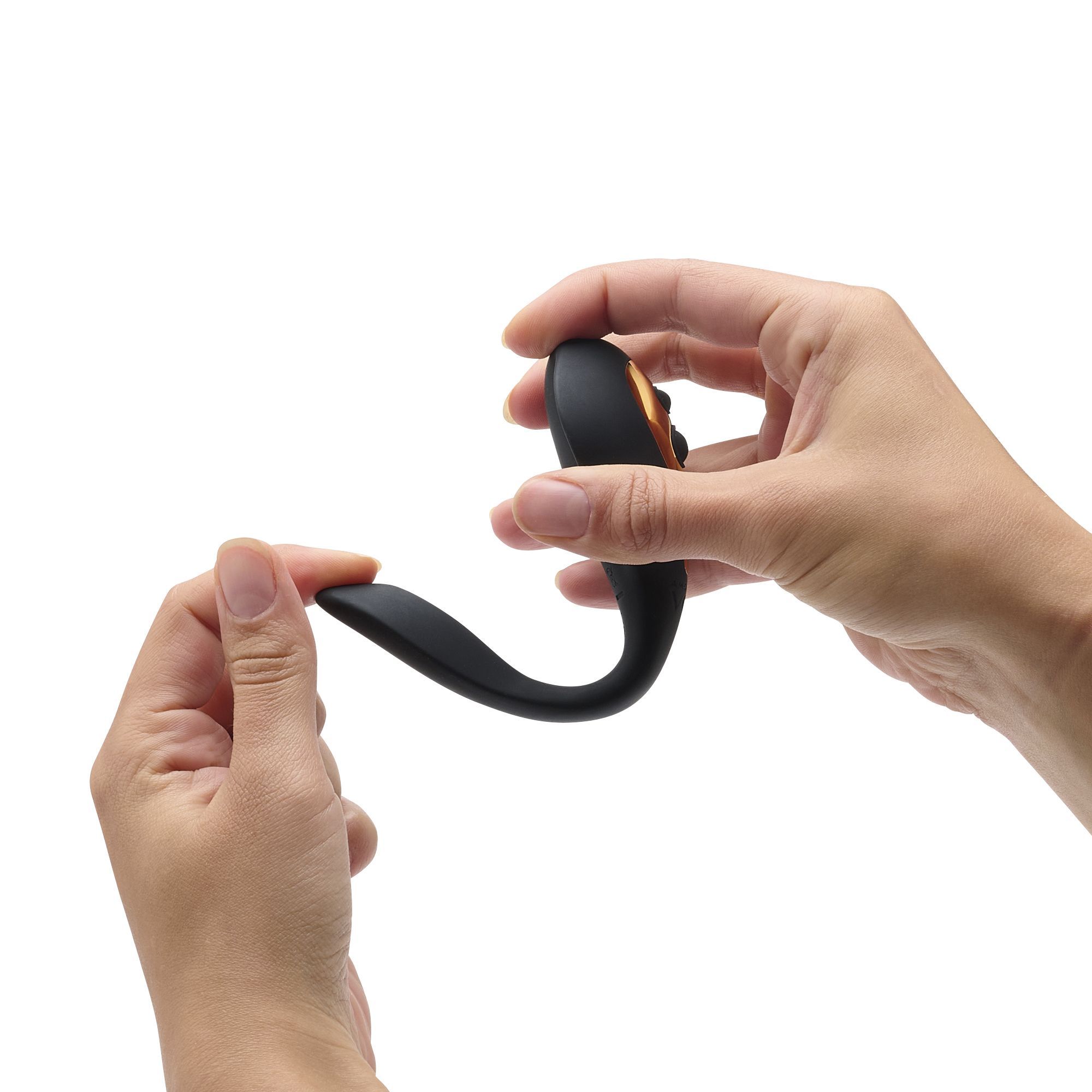 Schwarzer C-förmiger Vibrator, von Händen gehalten und leicht gebogen. Oberflächenstruktur sichtbar.