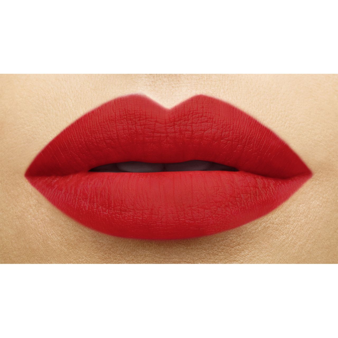Nahaufnahme von roten Lippen. Die Lippen sind mit rotem Lippenstift bedeckt.