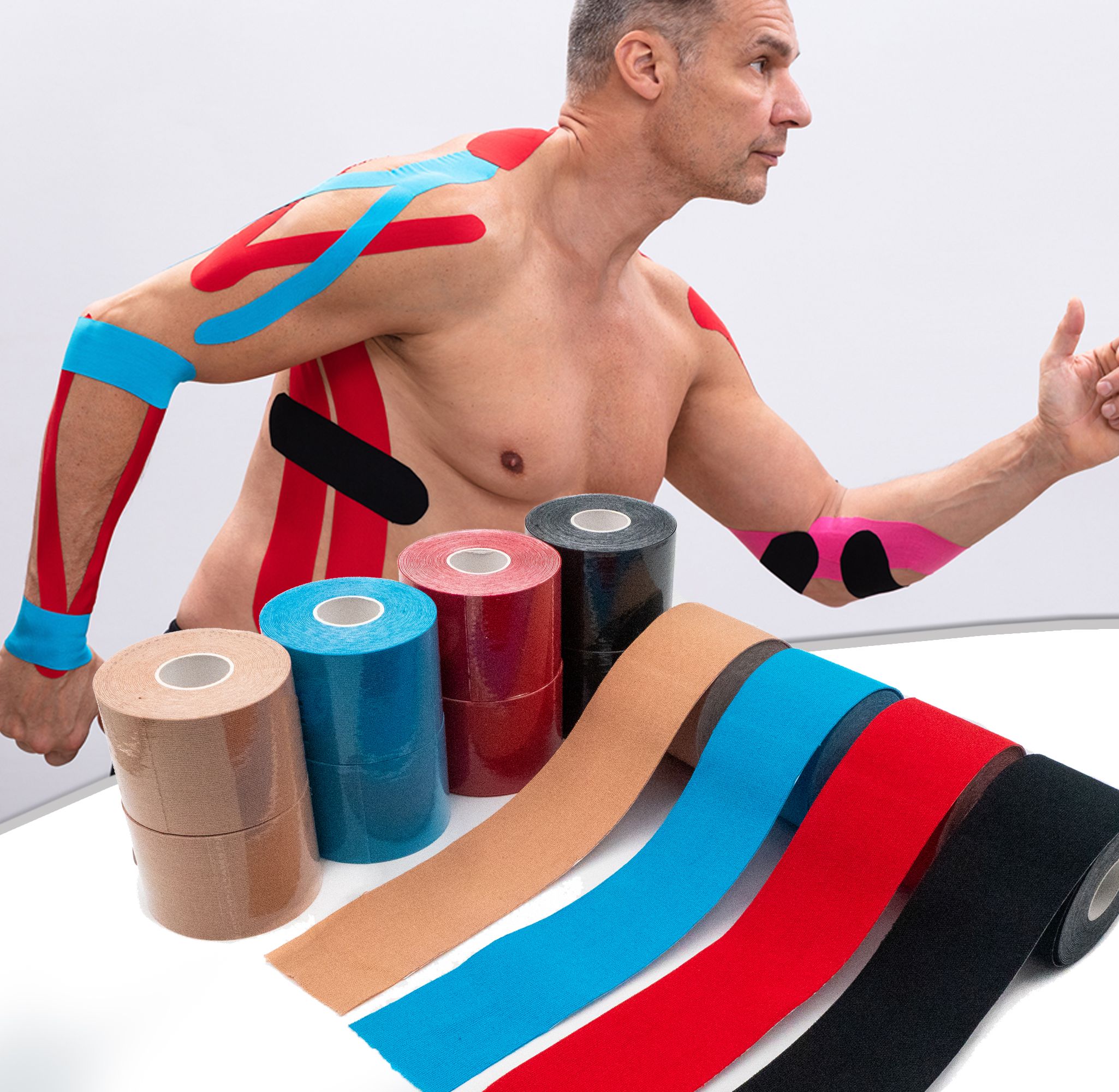 Man met kinesiologietapes. Rollen en stroken in verschillende kleuren.