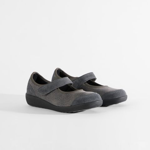 Graue Damenschuhe mit Klettverschluss und Riemen.