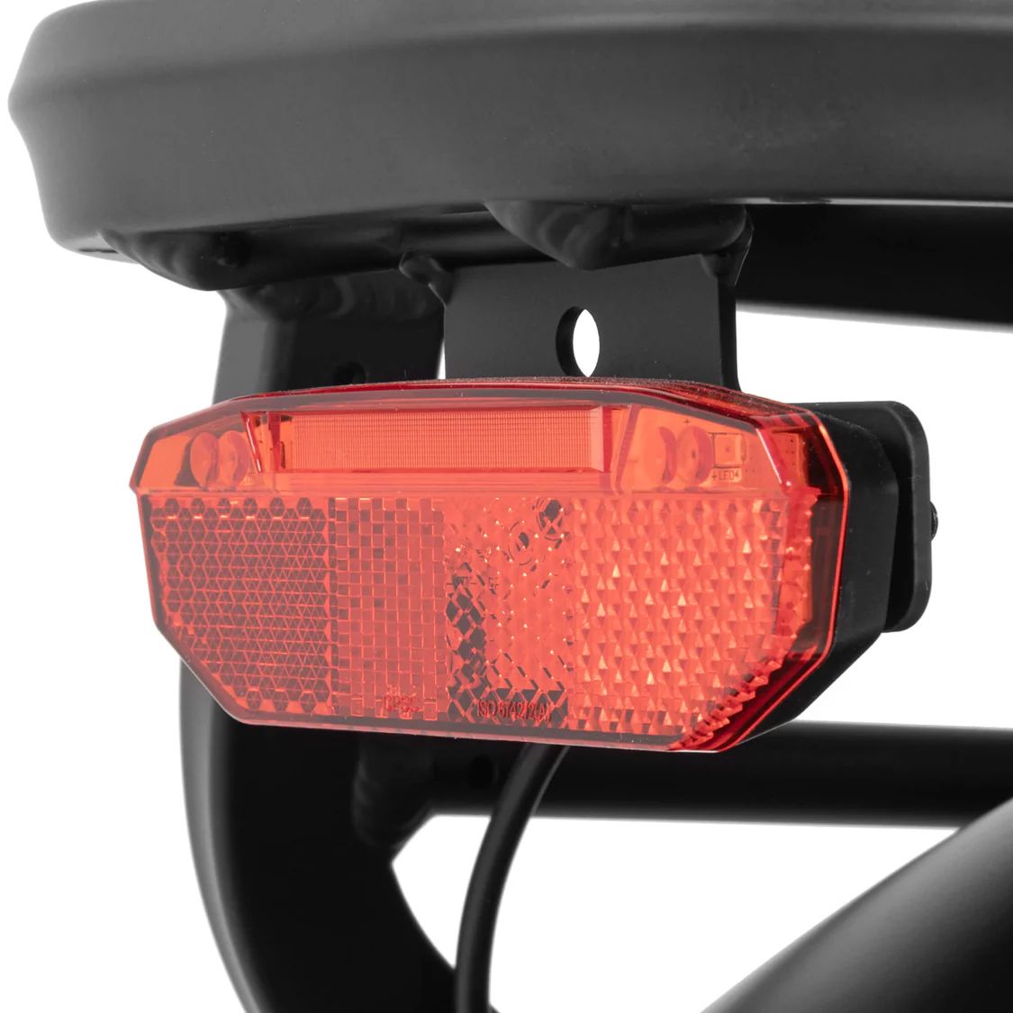 Rücklicht an einem Fahrrad. Rotes, rechteckiges Gehäuse mit Reflektoren. Schwarzer Rahmen.