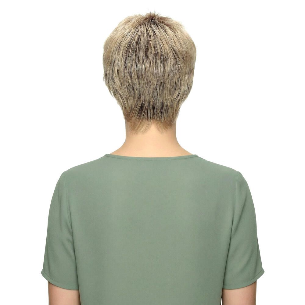 Kurzhaarperücke in Blond. Rückansicht einer Frau mit grünem Oberteil. Haare kurz geschnitten.