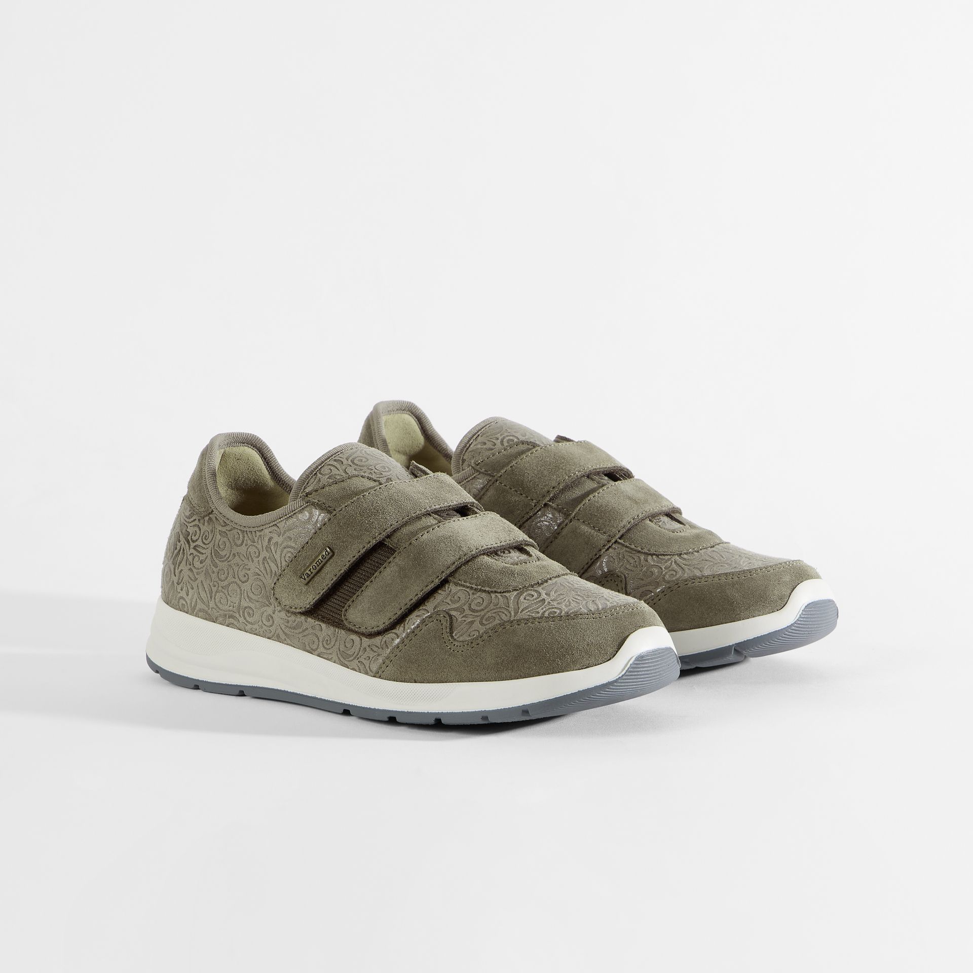 Paar grauer Damenschuhe mit Klettverschluss und floralem Muster.