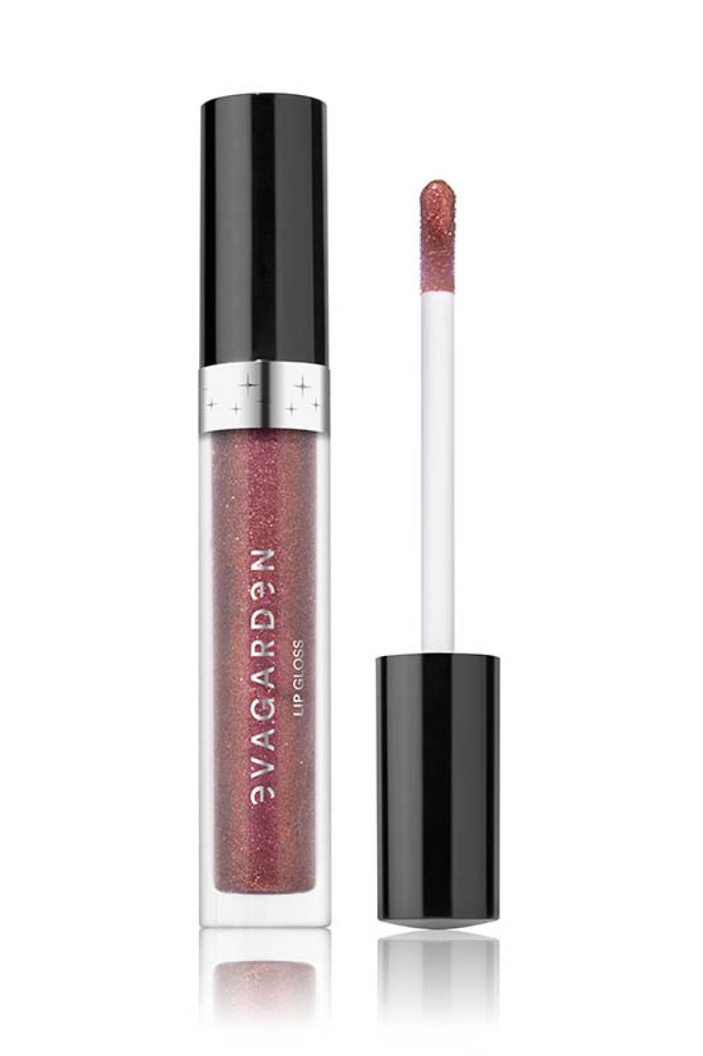 Lipgloss-Tube mit schwarzem Deckel und silbernem Ring. Der Applikator ist sichtbar. Text: EVAGARDEN LIP GLOSS.