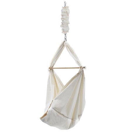 Beige Babyhängematte mit Holzstange und Feder. Hängematte aus Stoff, an Feder befestigt. Beige.