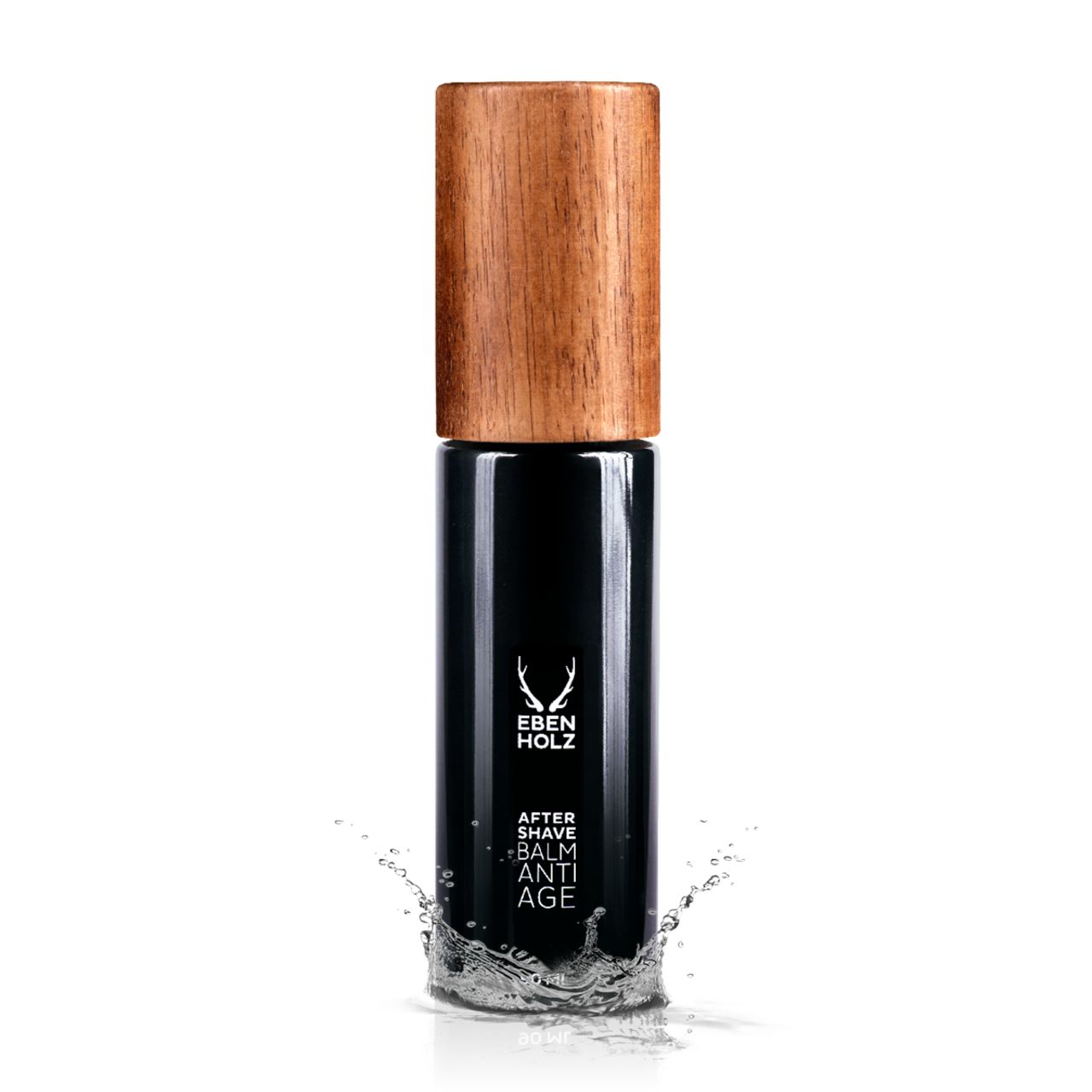 Schwarze Flasche mit Holzdeckel. Aufschrift: Ebenholz, After Shave Balm Anti Age. Wasser spritzt um die Flasche.