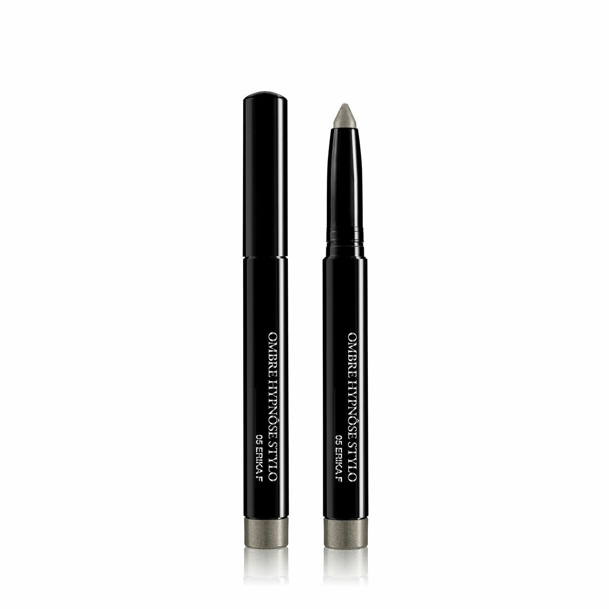 Zwei schwarze Ombre Hypnôse Stylo-Stifte. Einer mit Kappe, der andere offen. Aufschrift: Ombre Hypnôse Stylo 05 Erika F.