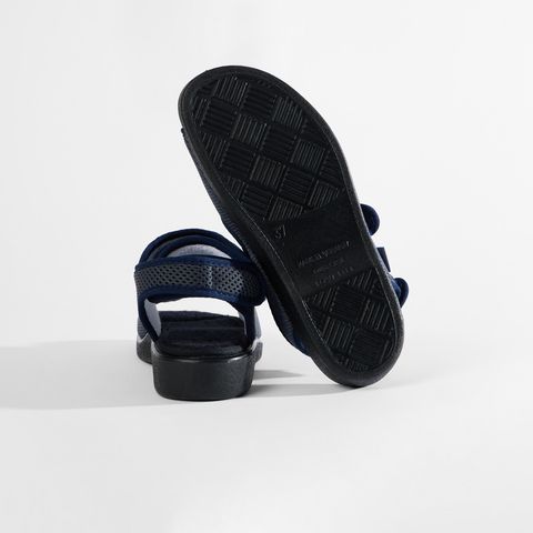 Dunkelblaue Sandalen mit Klettverschluss und atmungsaktivem Mesh-Obermaterial.