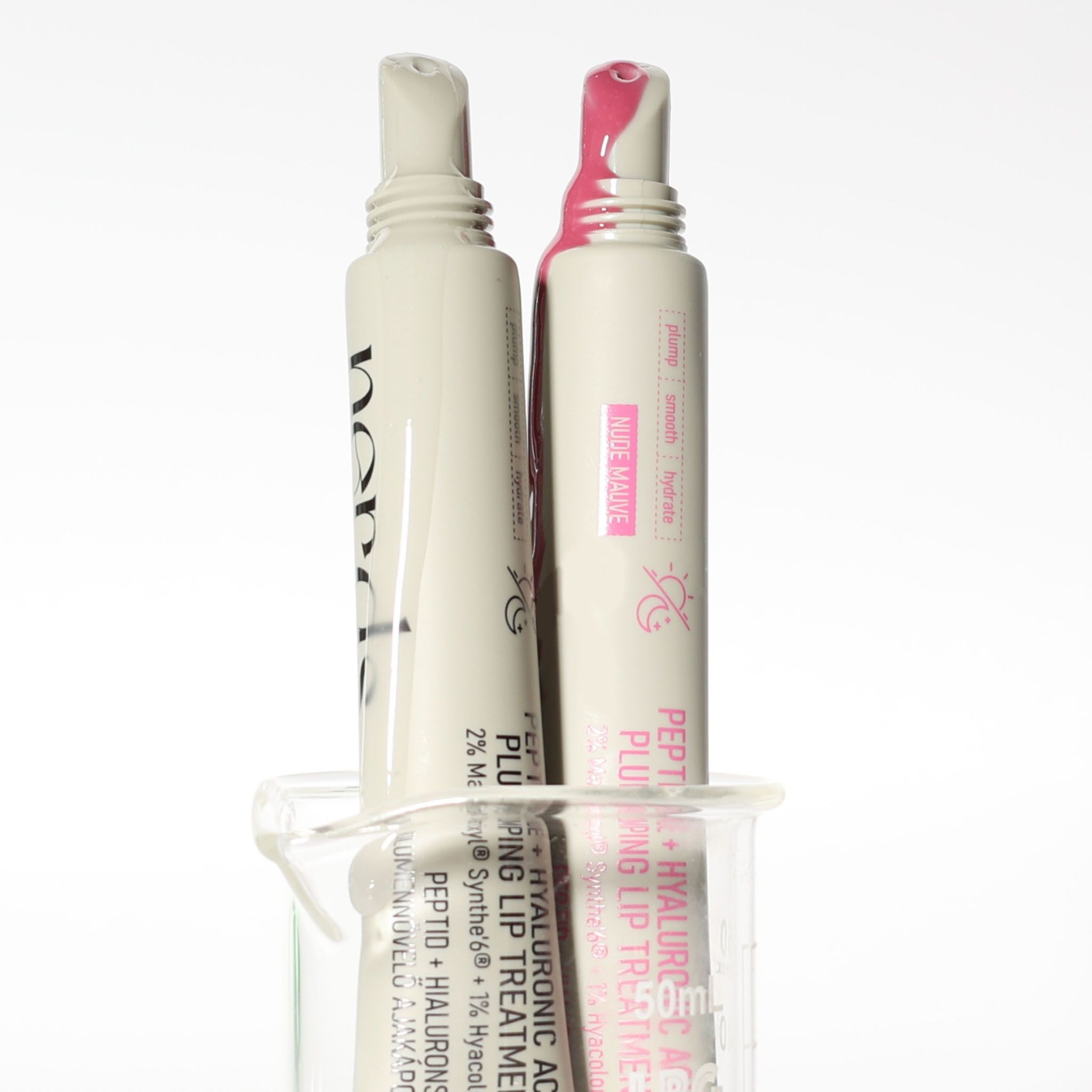 Zwei Tuben Lippenpflegeprodukt, eine mit rosa und eine mit weißer Textur.