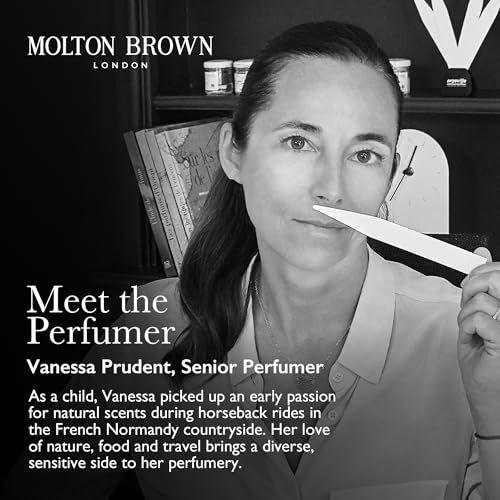 Schwarz-Weiß-Porträt einer Frau, die einen Duftstreifen an der Nase hält. Text: Meet the Perfumer, Vanessa Prudent.