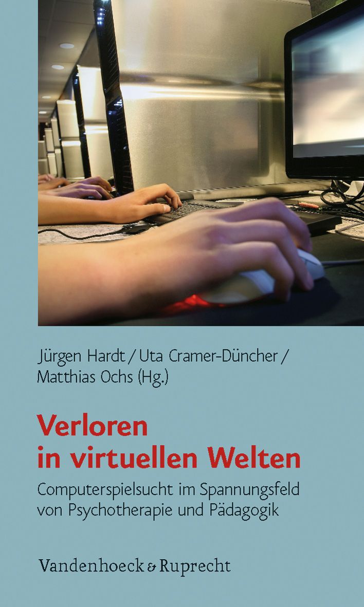 Buchcover: "Verloren in virtuellen Welten". Titel in Rot. Autoren: Hardt, Cramer-Düncher, Ochs. Untertitel: Computerspielsucht. Verlag: Vandenhoeck & Ruprecht.