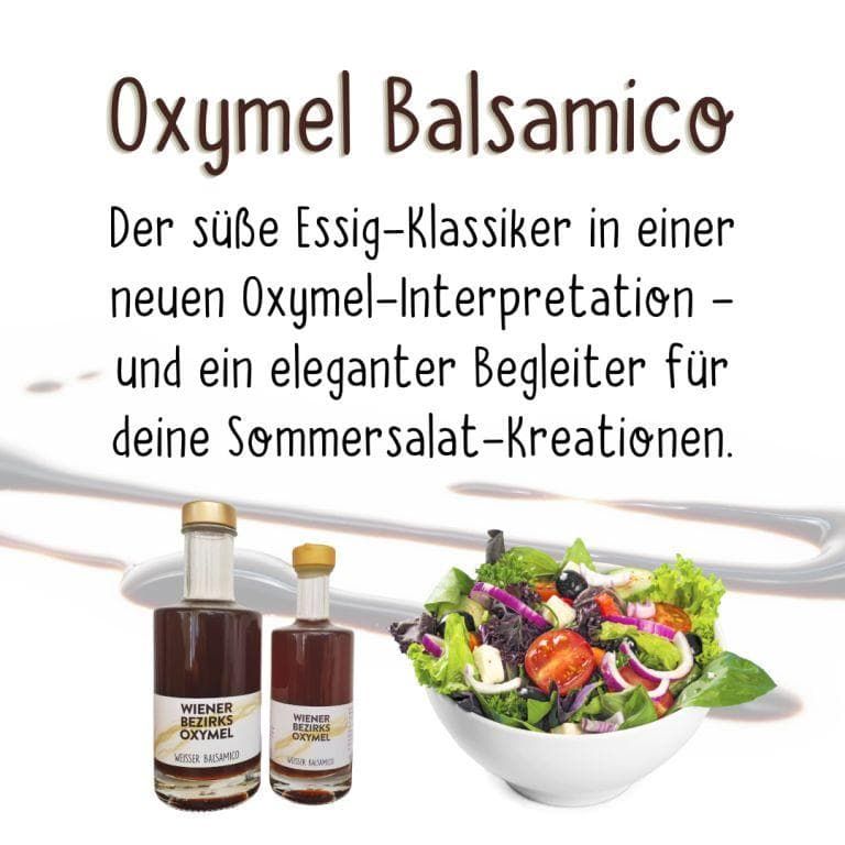 Zwei Flaschen Oxymel Balsamico. Glasflaschen mit goldfarbenen Verschlüssen und Etiketten. Daneben eine Schüssel Salat.