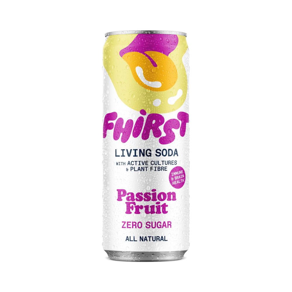 Zylinderförmige Dose mit FHIRST-Logo und 'Passion Fruit' Text. Enthält 'Living Soda' und 'Zero Sugar' Angaben.