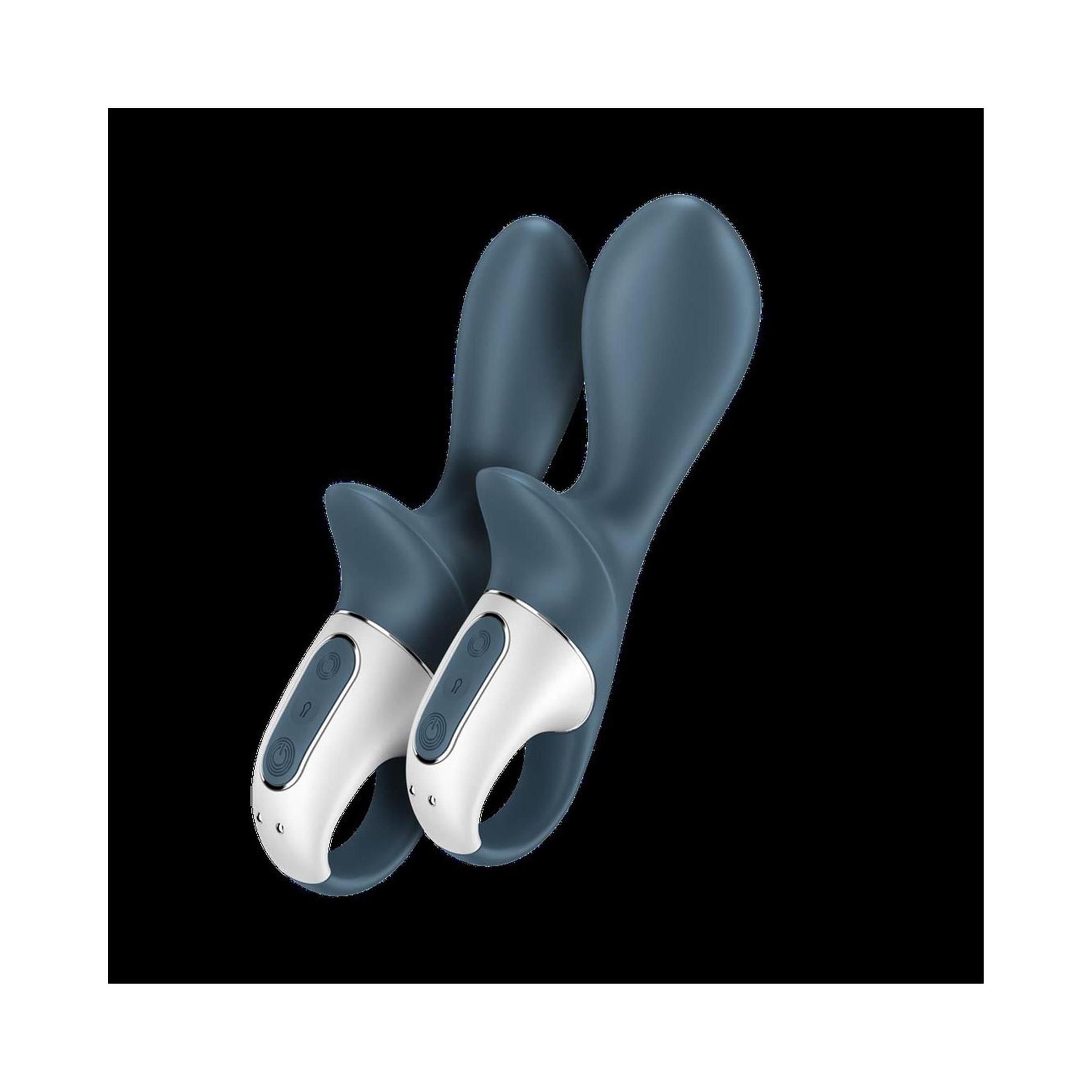 Zwei blau-weiße Intimprodukte mit Ring und geschwungener Form. Schwarzer Hintergrund.