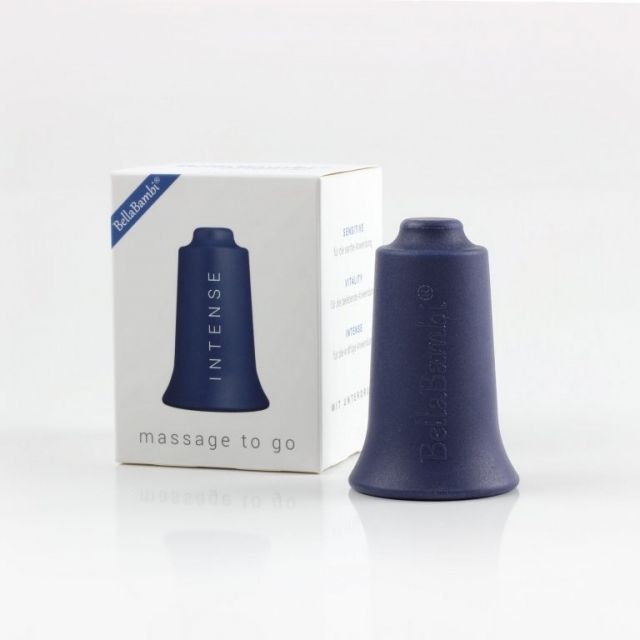 Blauer Schröpfkopf, 3,5 cm, neben Verpackung. Aufschrift: BellaBambi, INTENSE, massage to go.