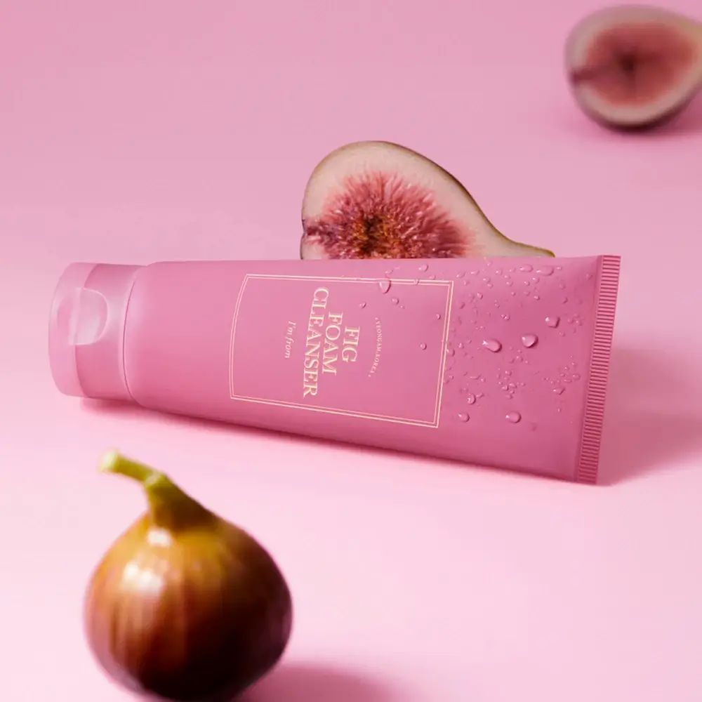 Rosa Tube mit Wassertropfen und Feigen. Aufschrift 'FIG FOAM CLEANSER'.