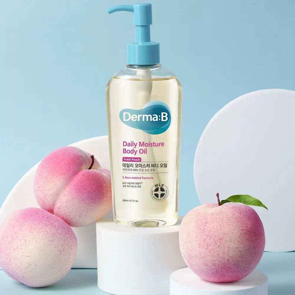 Körperölflasche mit blauem Pumpkopf. Aufschrift: Derma:B, Daily Moisture Body Oil. Pfirsiche auf Podesten.