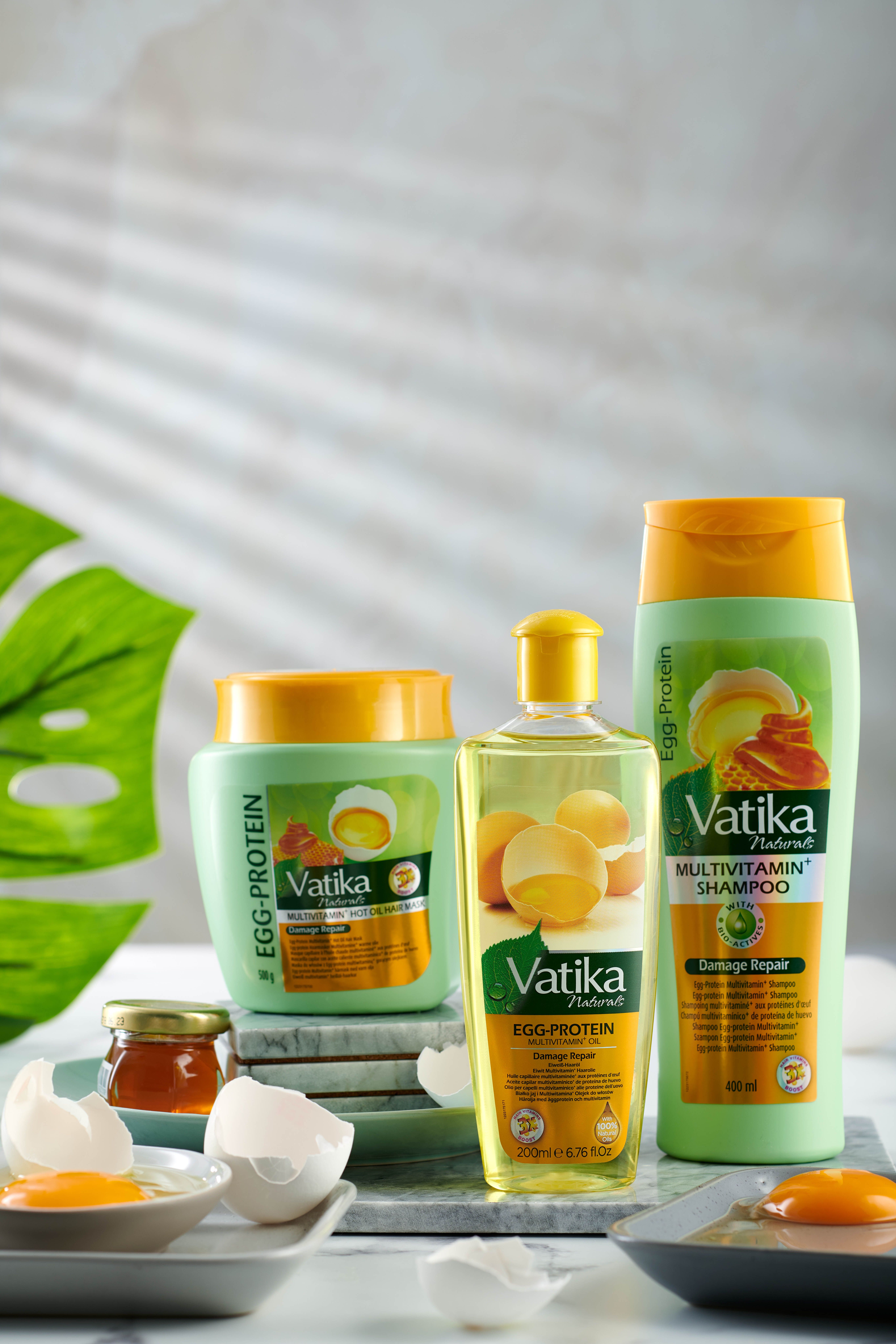 Verschiedene Vatika-Haarpflegeprodukte, darunter Haaröl und Shampoo. Aufschrift: Vatika Egg-Protein. Mit Ei-Abbildung.