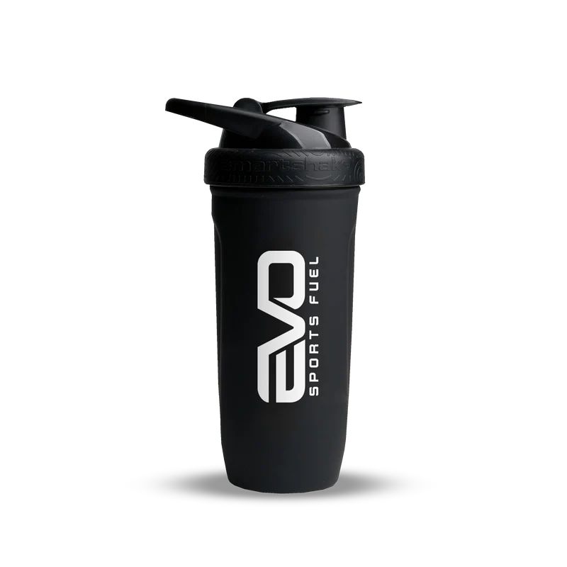 Schwarzer Shaker mit weißem Logo. Sportgetränkebehälter mit Klappdeckel.