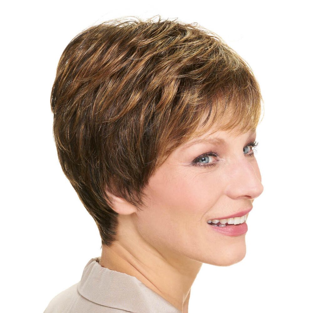 Kurzhaarperücke mit braunen und blonden Strähnen. Frau im Profil.