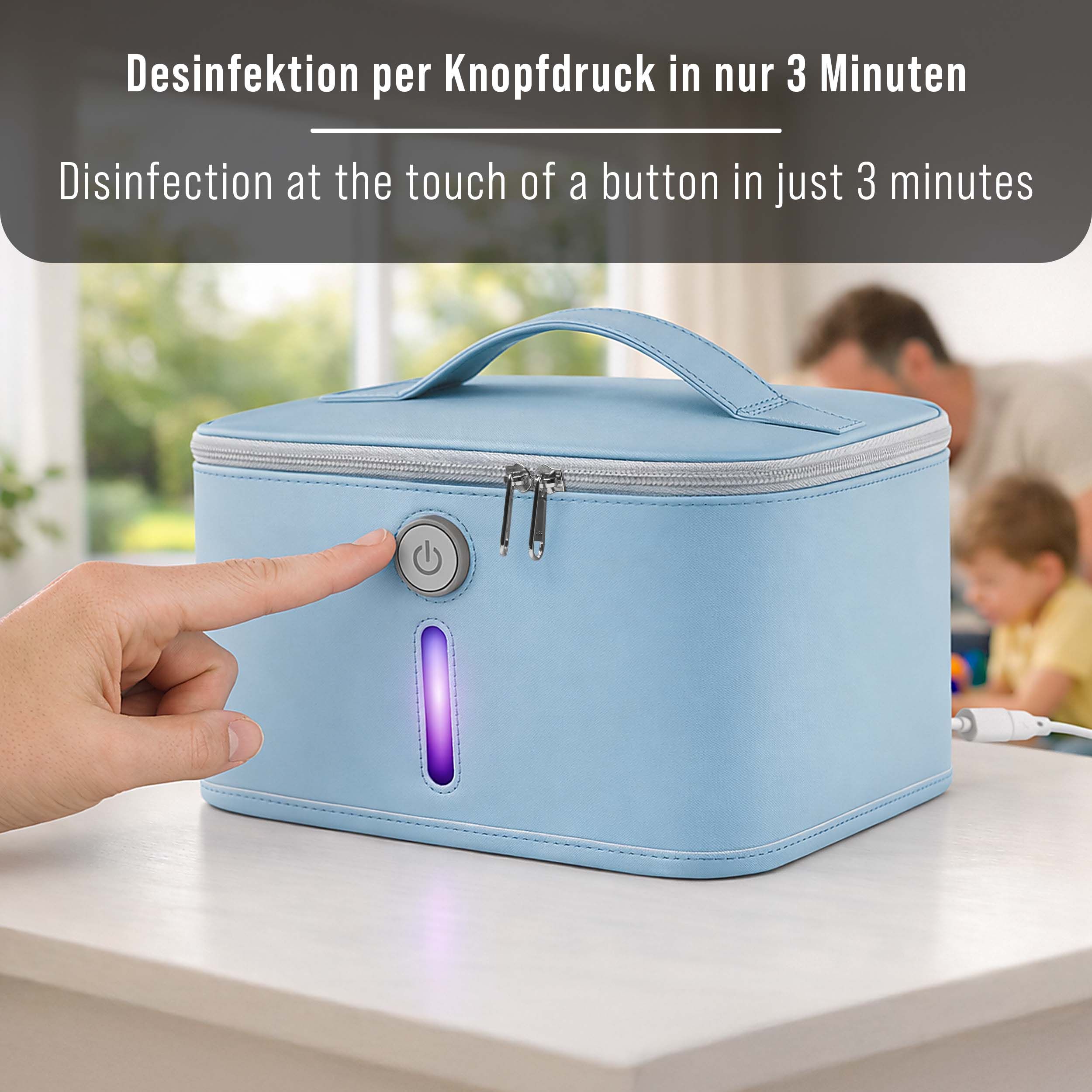Hellblaue, rechteckige Tasche mit Reißverschluss. Eine Hand drückt den Ein/Aus-Knopf. Anzeigeleiste leuchtet violett. Hintergrund: Familie.