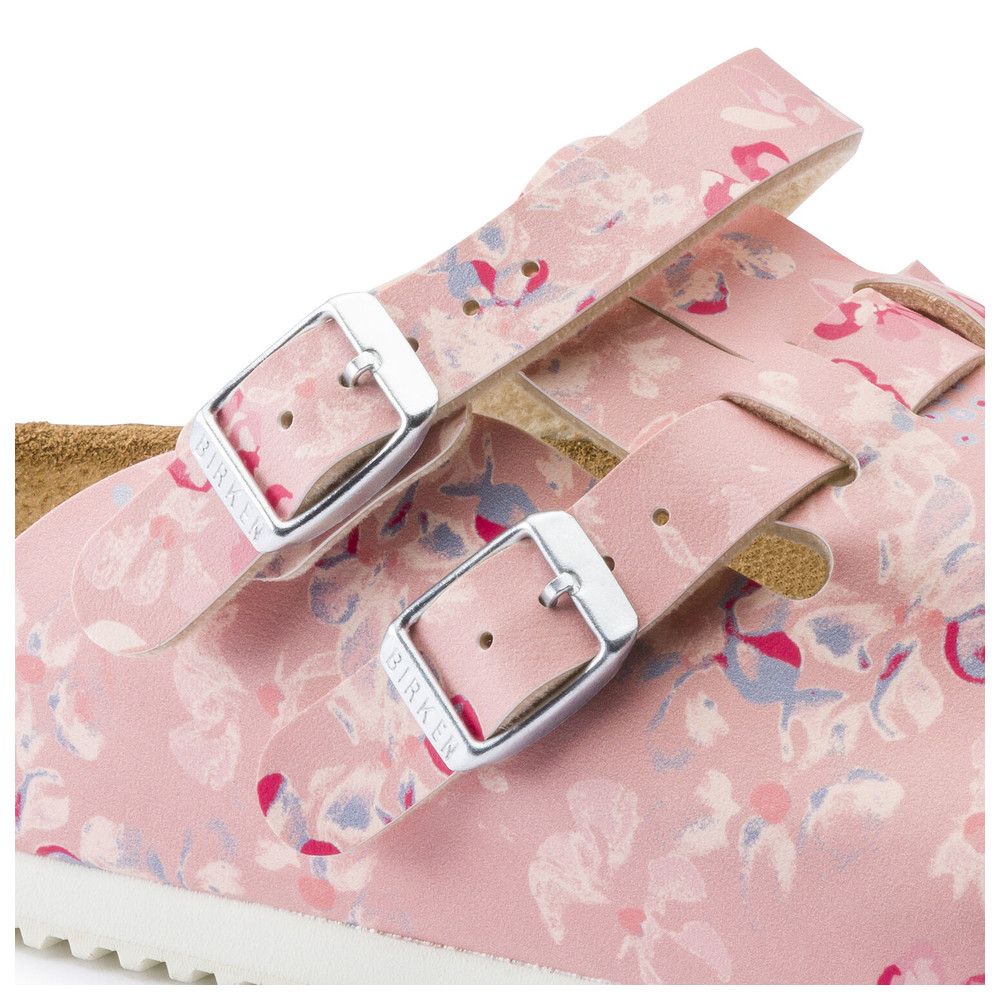 Detail: Schnallen mit Birkenstock-Logo. Rosa Pantolette mit Blumenmuster.
