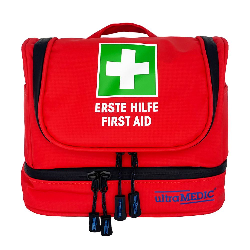 Rote Erste-Hilfe-Tasche mit weißem Kreuz und Aufschrift Erste Hilfe, First Aid. Schwarze Reißverschlüsse und Tragegriff. Blaue Anhänger.