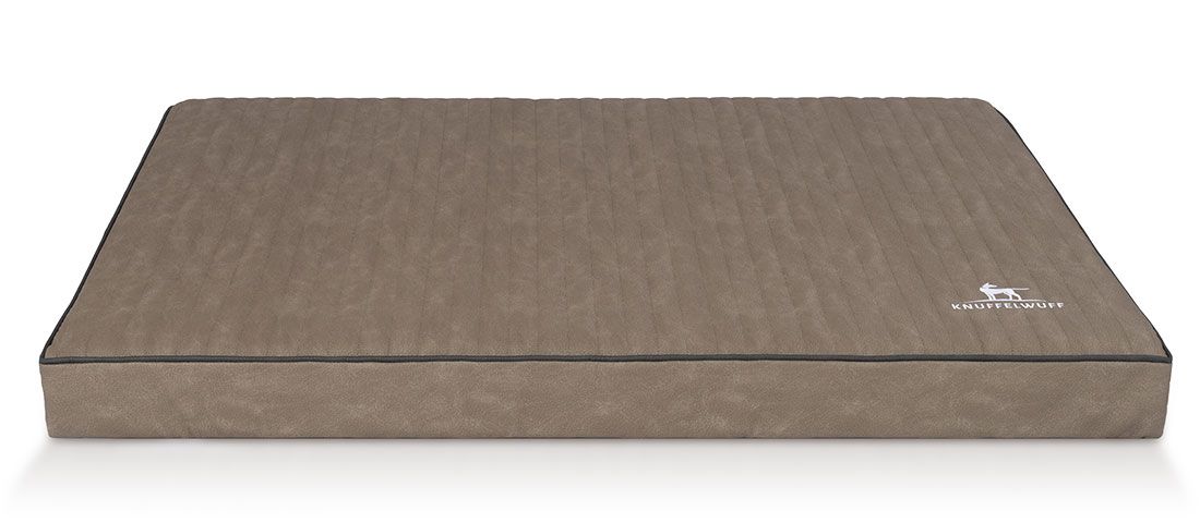 Orthopädische Hundematte Palomino. Rechteckig, braun, mit schwarzem Rand. Knuffelwuff Logo rechts unten.