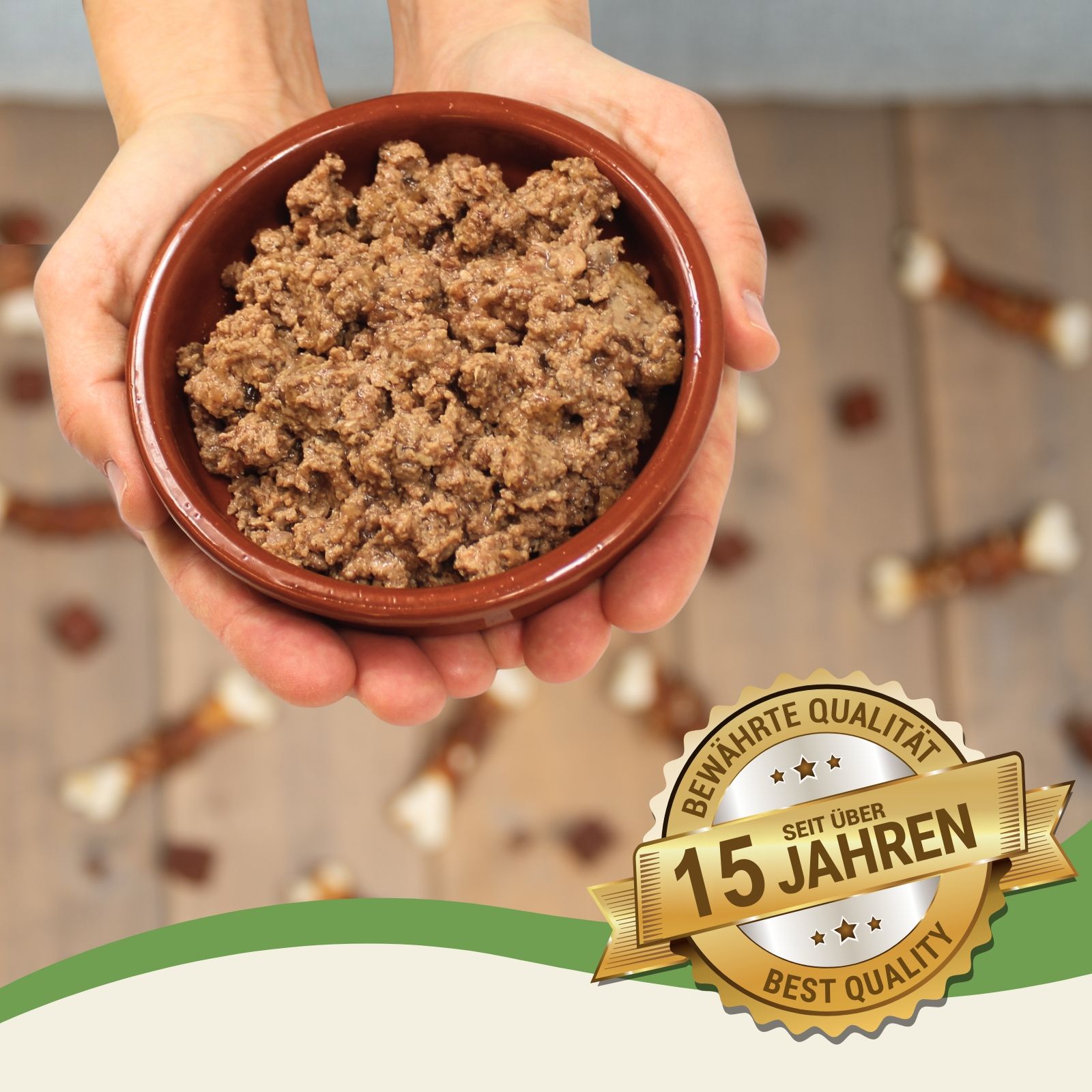 Eine braune Schale mit feuchtem Tierfutter, gehalten von zwei Händen. Im Hintergrund sind Knochen-Leckerlis.