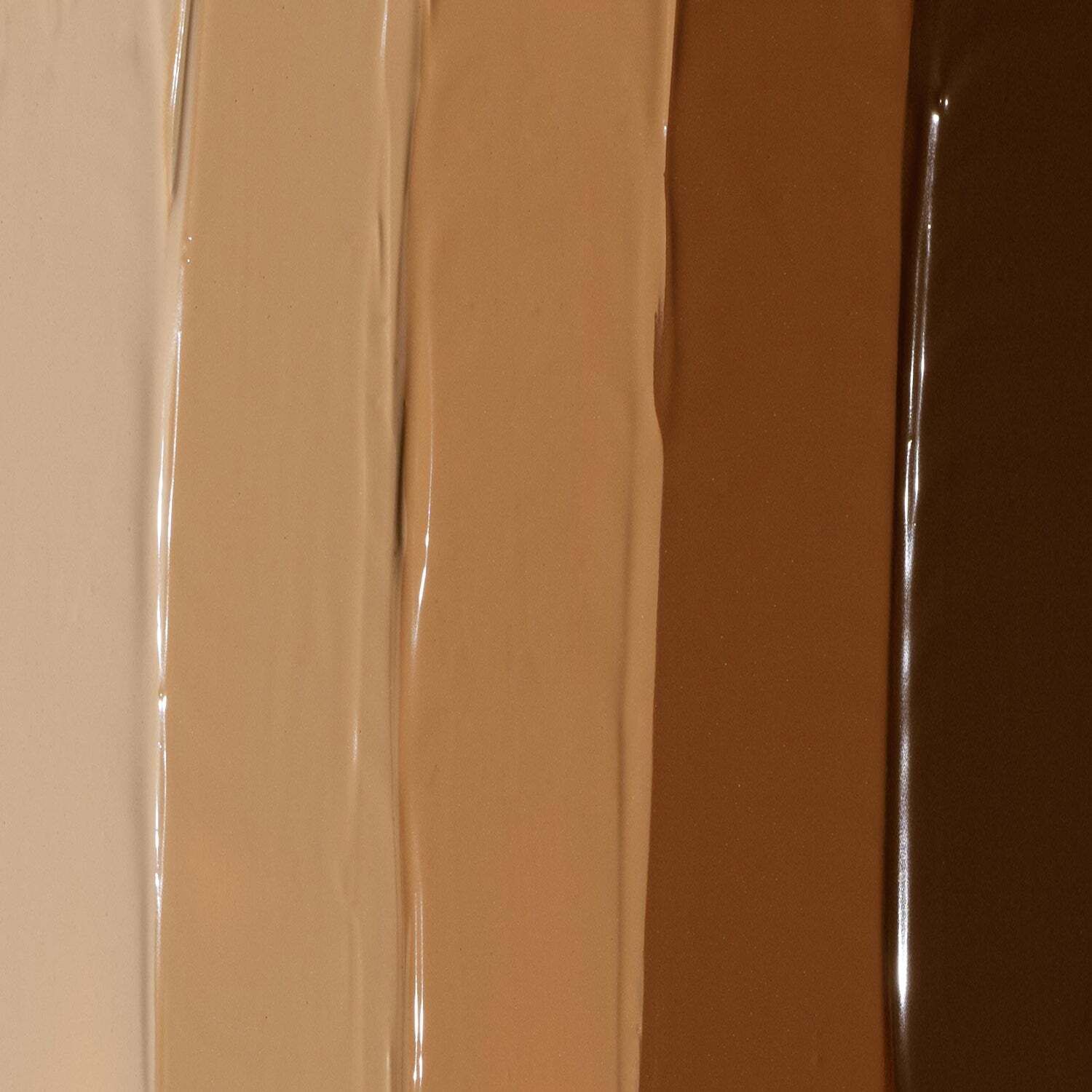 Nahaufnahme von fünf Farbtönen des getönten Serums. Von hell nach dunkel: Beige, hellbraun, mittelbraun, dunkelbraun, sehr dunkelbraun.