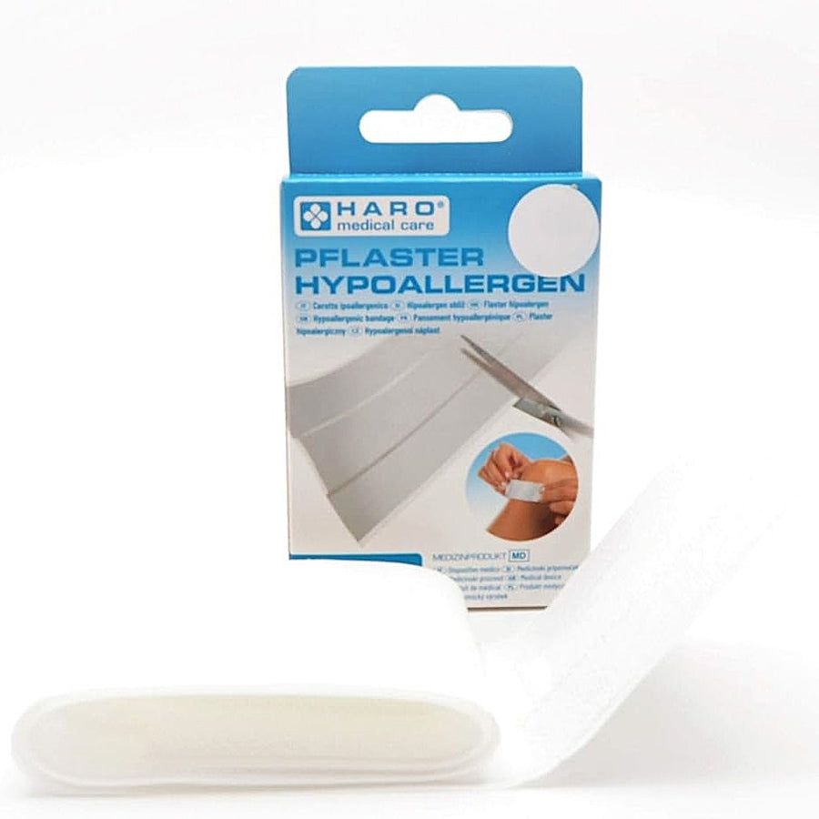 Haro Pflaster hypoallergen, verpakking en pleister. Witte pleisterrol ligt naast de verpakking. Medisch hulpmiddel.