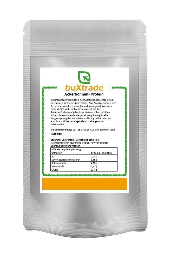 Beutel mit buXtrade Ackerbohnen-Protein. Weißer Beutel mit grünem Rahmen und Text. Enthält Nährwertangaben. Orangefarbener Streifen unten.