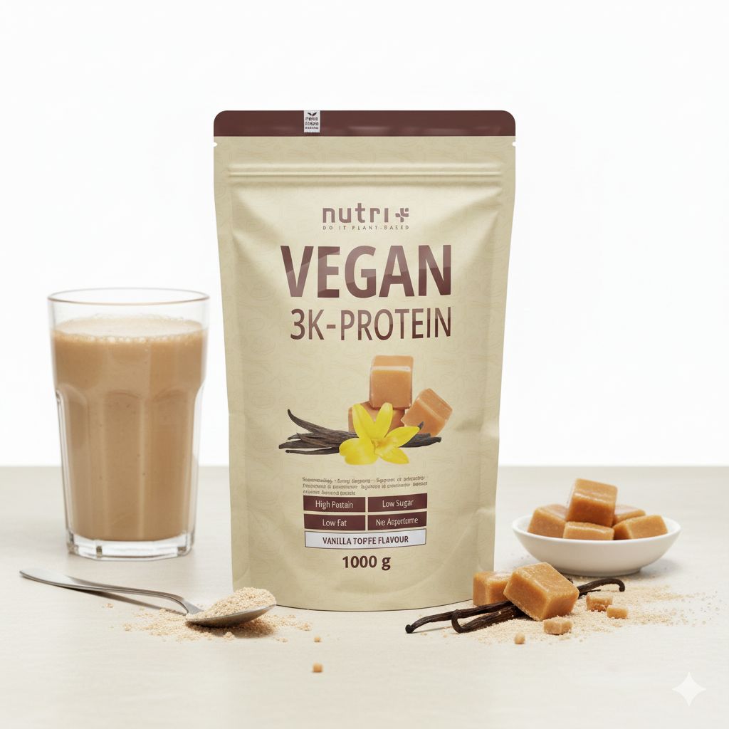 Nutri+ Veganes Proteinpulver 3k, Vanille-Toffee-Geschmack, 1000g, neben einem Glas Proteinshake, Löffel, Schale mit Karamell und Pulver.