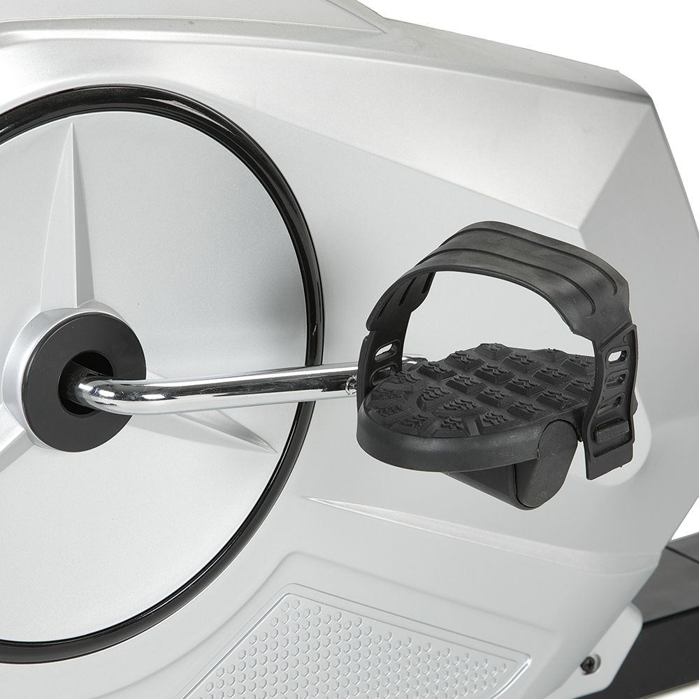 Nahaufnahme eines Pedals mit Fußschlaufe. Silbernes Element mit schwarzem Pedal. Detailaufnahme der Fahrradkomponente.