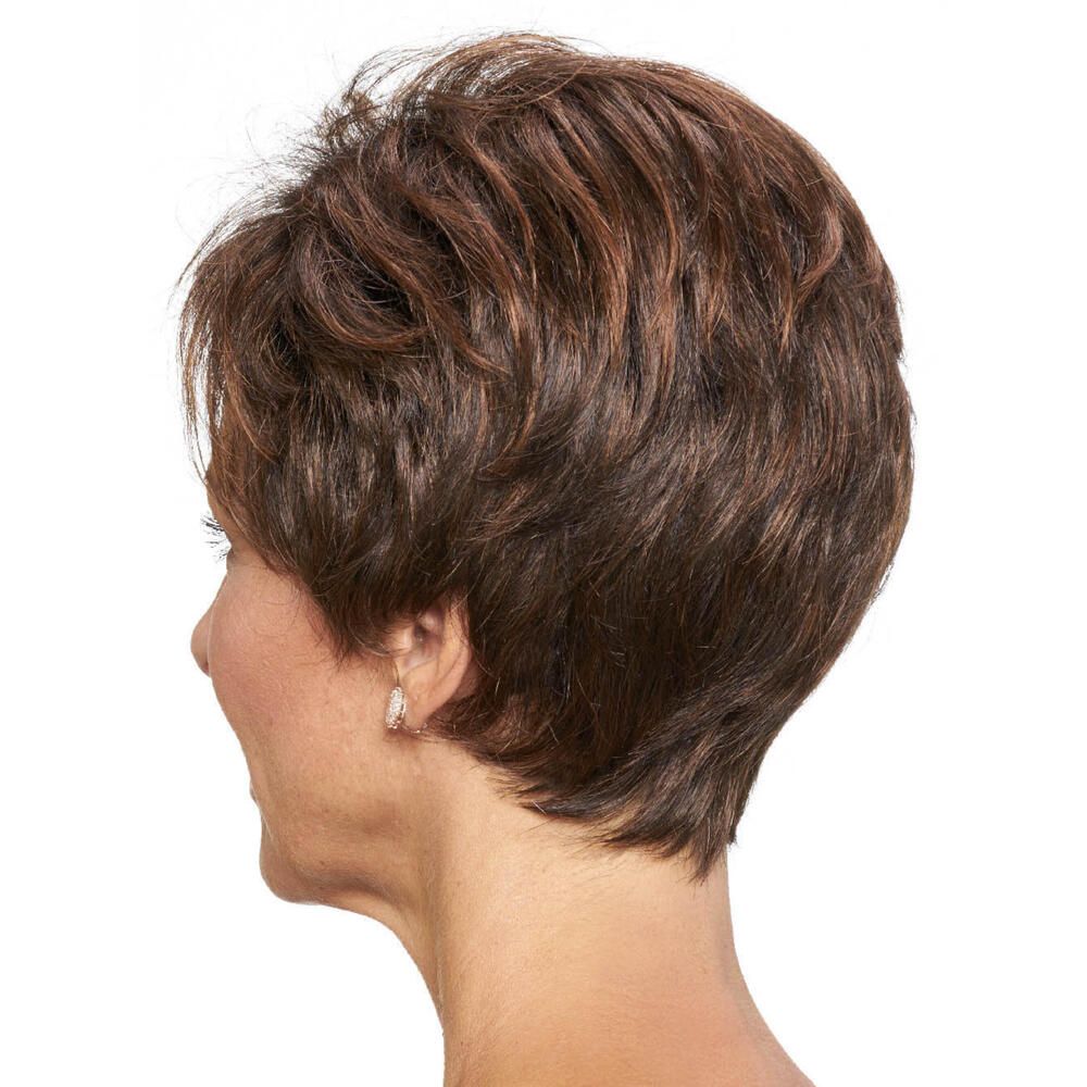 Perücke MONTREAL von DELUXE. Kurze, braune Kunsthaarperücke. Rückansicht einer Frau mit Perücke.