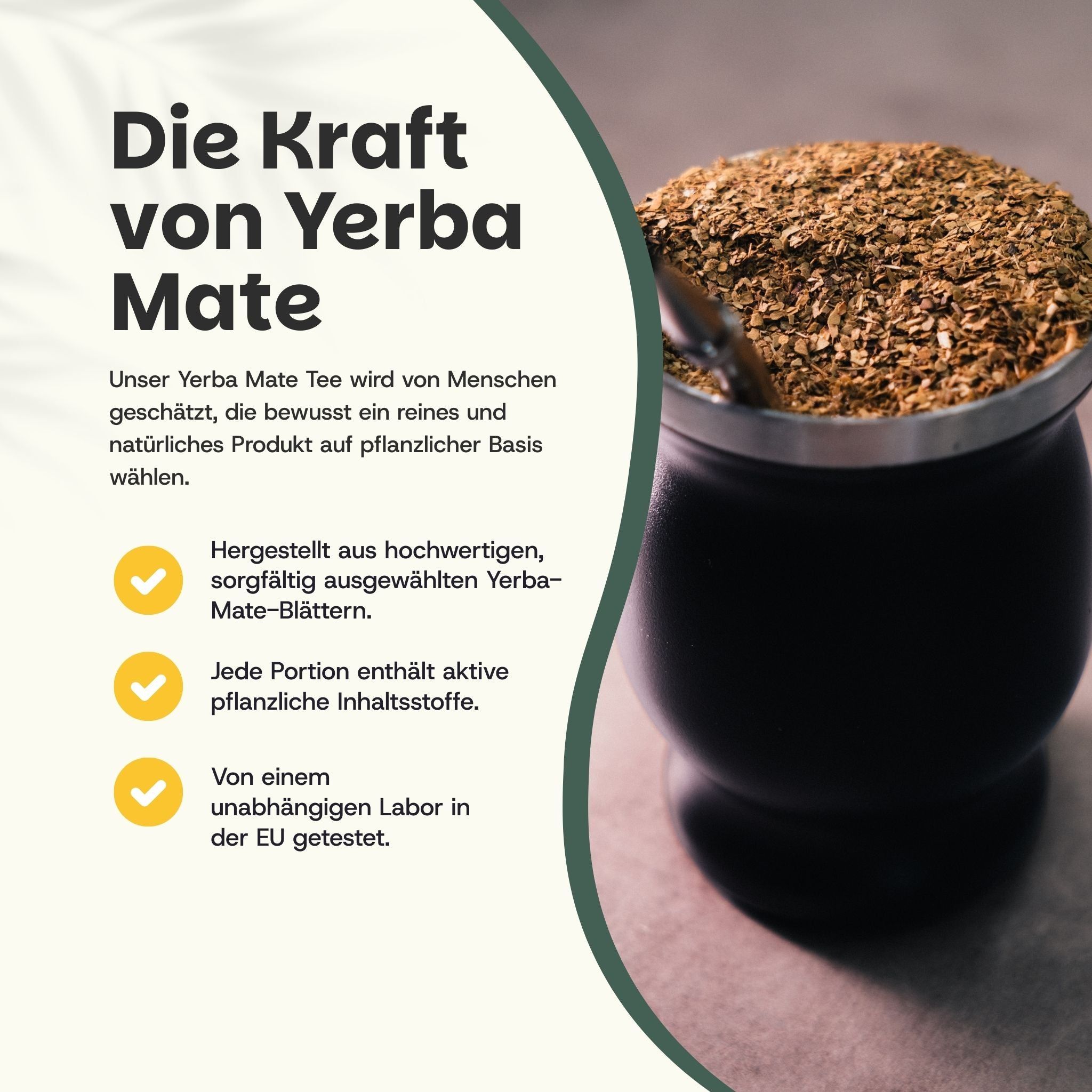 Nahaufnahme eines schwarzen Bechers mit Yerba Mate. Text: Die Kraft von Yerba Mate. Hervorgehoben: hergestellt aus hochwertigen Yerba-Mate-Blättern.