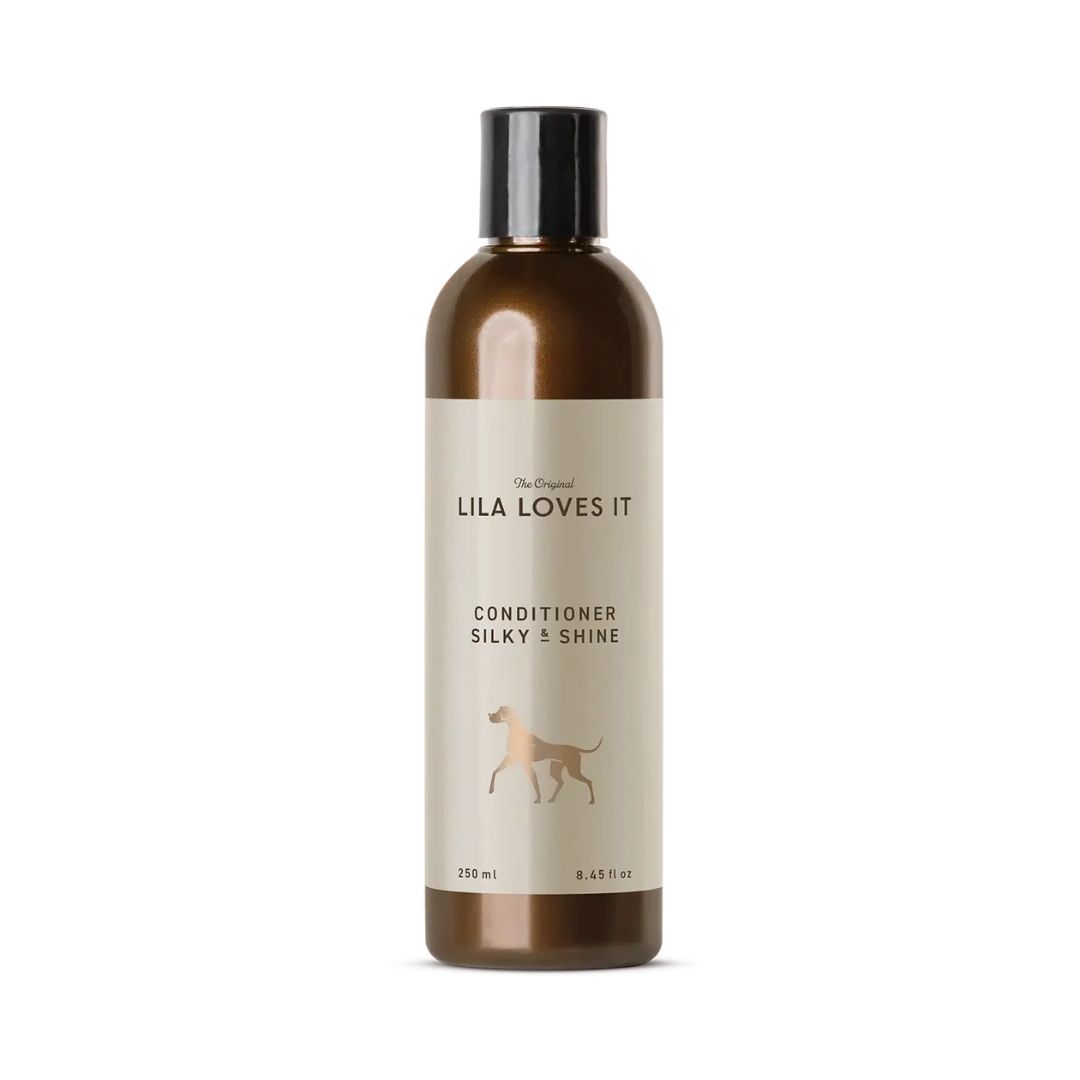 Flasche mit Etikett. Aufschrift: LILA LOVES IT, Conditioner Silky & Shine. Hund-Silhouette. 250 ml.