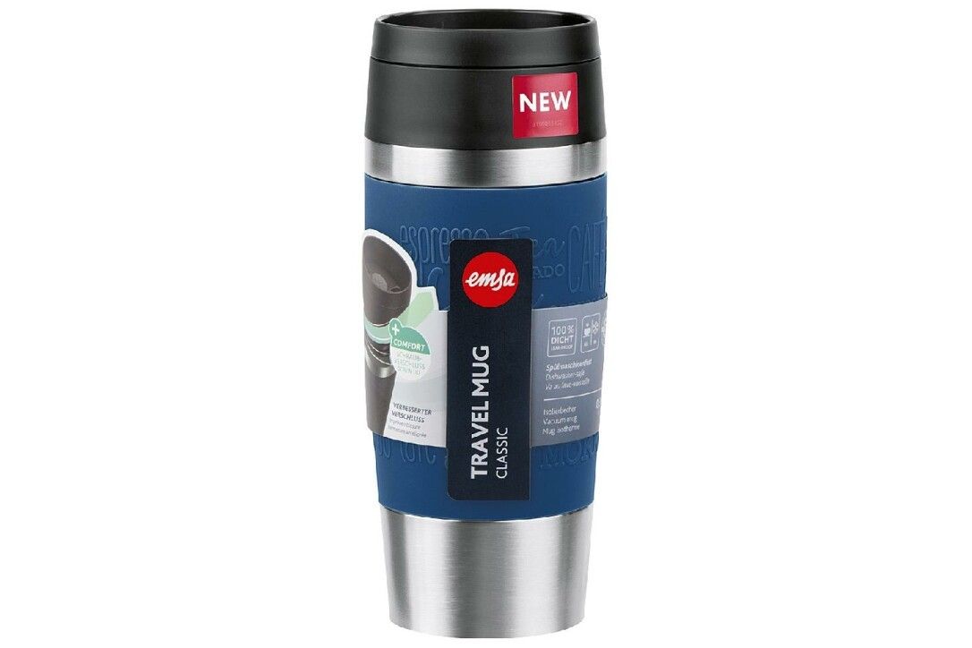 Isolierbecher mit blauem Griffband. Schwarzer Deckel, silberner Becher. Aufkleber mit Logo und Produktbezeichnung.