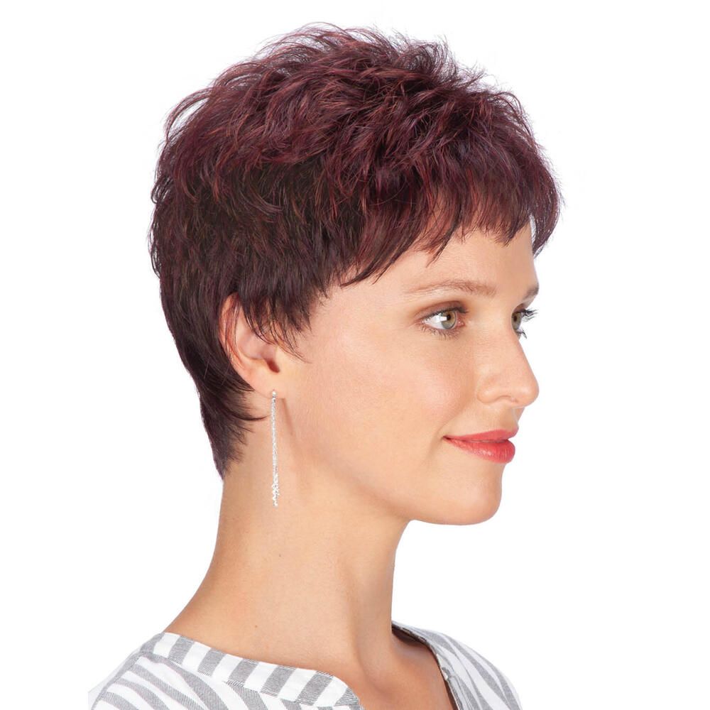 Burgunderrote Kurzhaarperücke. Seitenansicht einer Frau mit Perücke und Ohrring. Gestreiftes Oberteil.