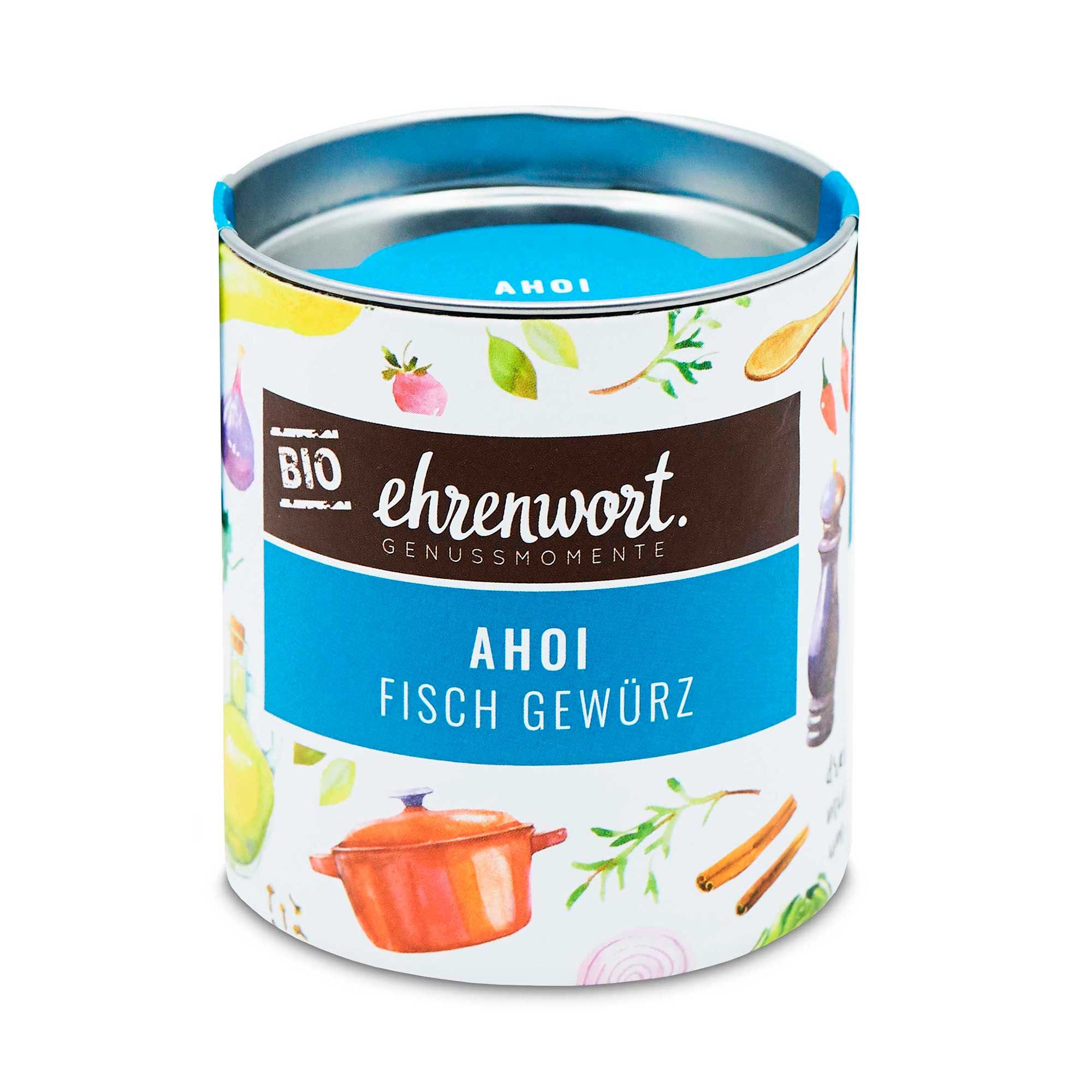 Eine Dose "ehrenwort. Bio Ahoi Fisch Gewürz". Die zylindrische Dose ist mit einem bunten Design versehen, das Kräuter, Gemüse und eine orangefarbene Kochtopf zeigt. Auf einem blauen Feld steht "Ahoi Fisch Gewürz". Das "Bio"-Siegel ist ebenfalls sichtbar.