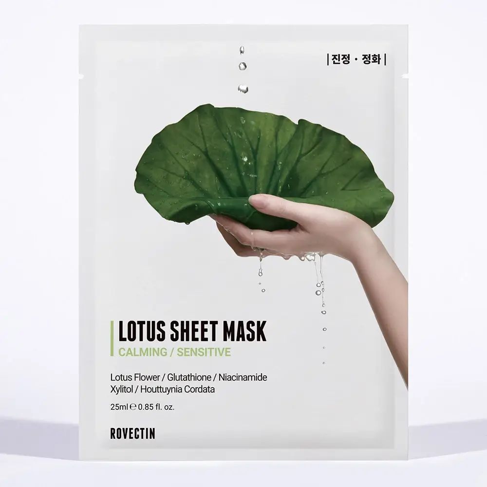 Verpackung der ROVECTIN Lotus Sheet Mask. Aufdruck: Lotus Sheet Mask, beruhigend/empfindlich, Lotusblume, Glutathion, Niacinamid, Xylitol, Houttuynia Cordata.