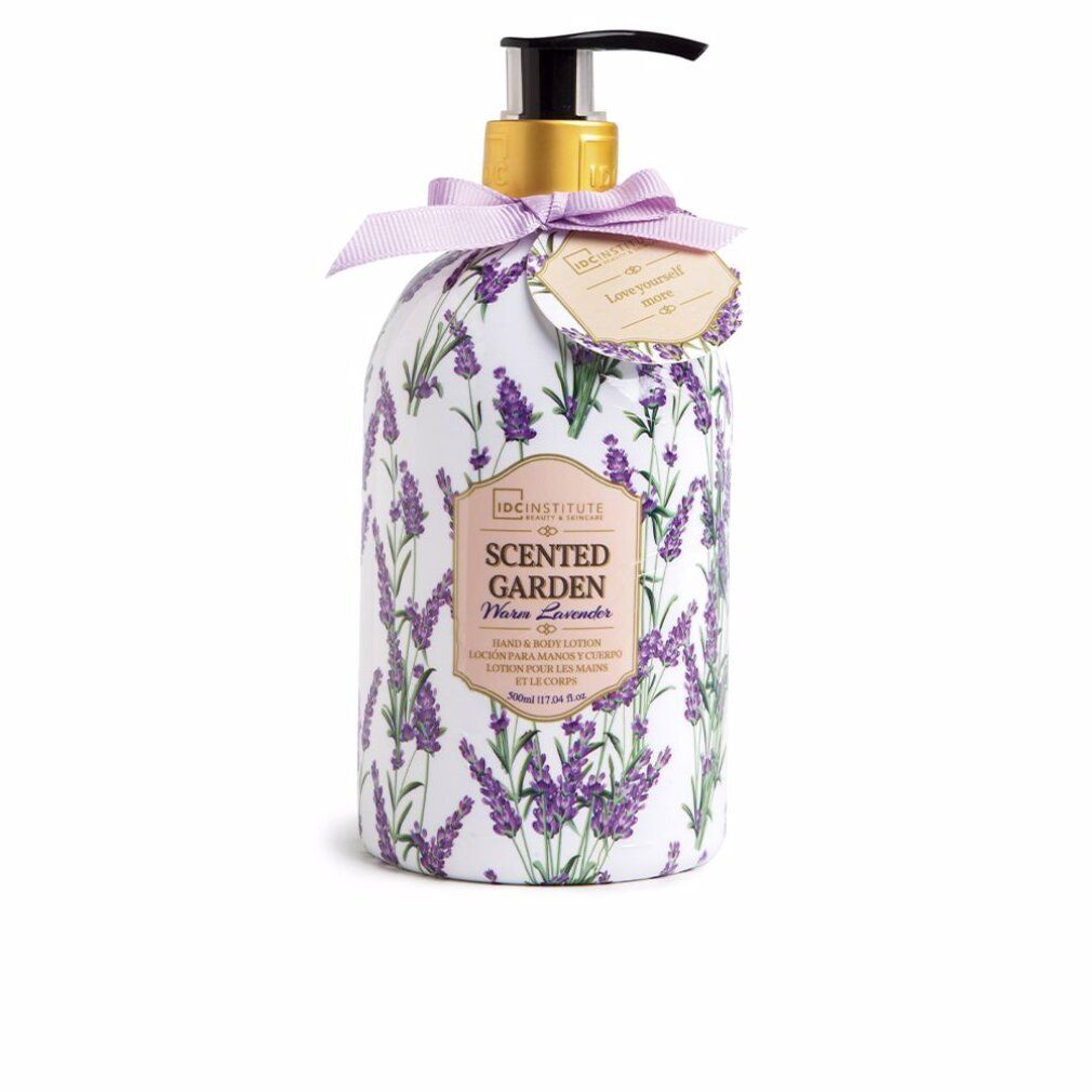 Körperlotion mit Lavendel-Muster. Flasche mit Dosierpumpe und Anhänger. Lila Schleife. Aufschrift: Scented Garden.