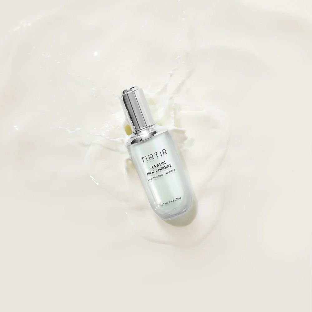 TIRTIR Ceramic Milk Ampoule schwimmt in einer milchigen Flüssigkeit.