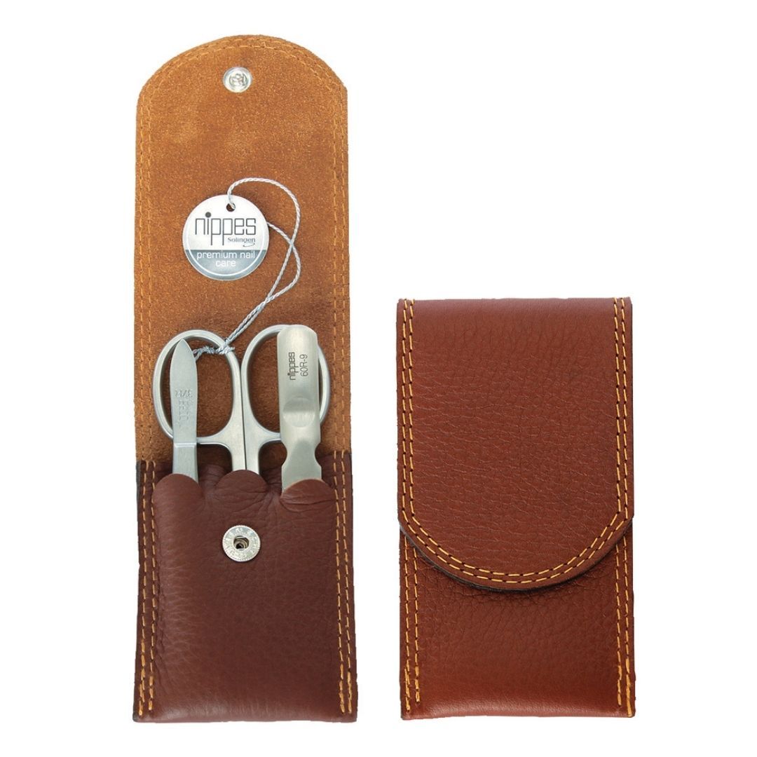 Braunes Leder-Etui mit Maniküre-Set. Enthält Schere und Nagelwerkzeug. Marke: nippes.