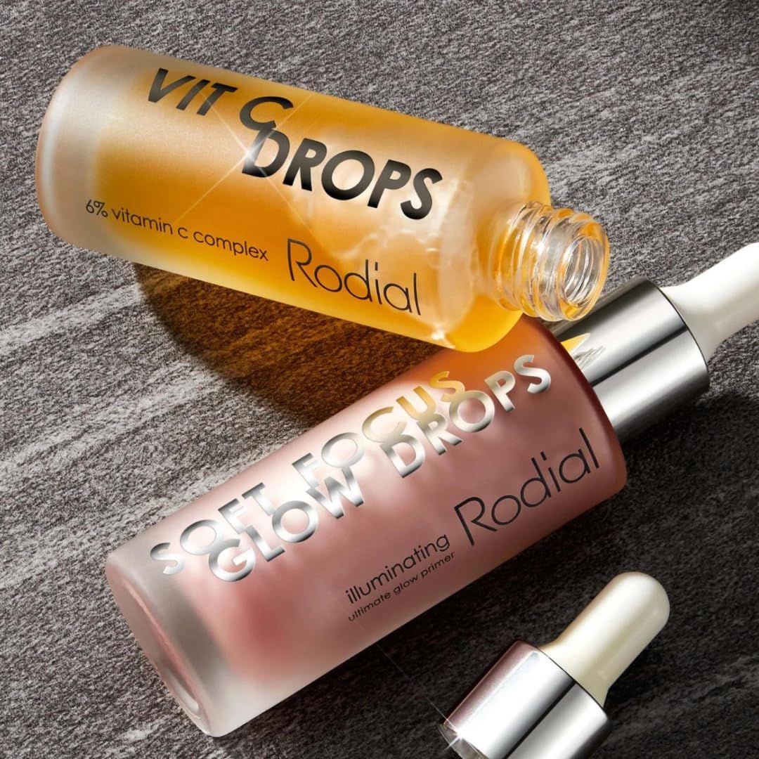 Zwei Produktflaschen. Text: VIT DROPS, Rodial. Aufschrift: 6% Vitamin C Complex. Und SOFT FOCUS DROPS.