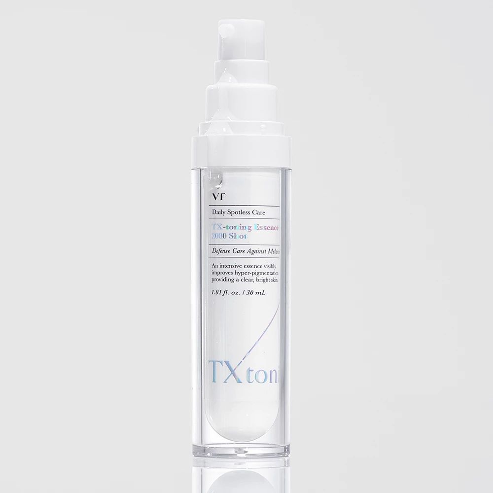 Ein klarer Pumpspender mit weißem Deckel, der ein Serum enthält. Beschriftung: VT Daily Spotless Care TX-tone Brightening 30ml.