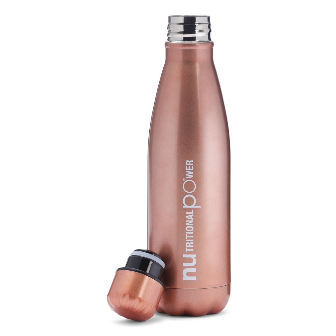 Roséfarbene Edelstahl-Trinkflasche mit abgeschraubtem Deckel. Aufschrift: nutritional power. Deckel daneben.