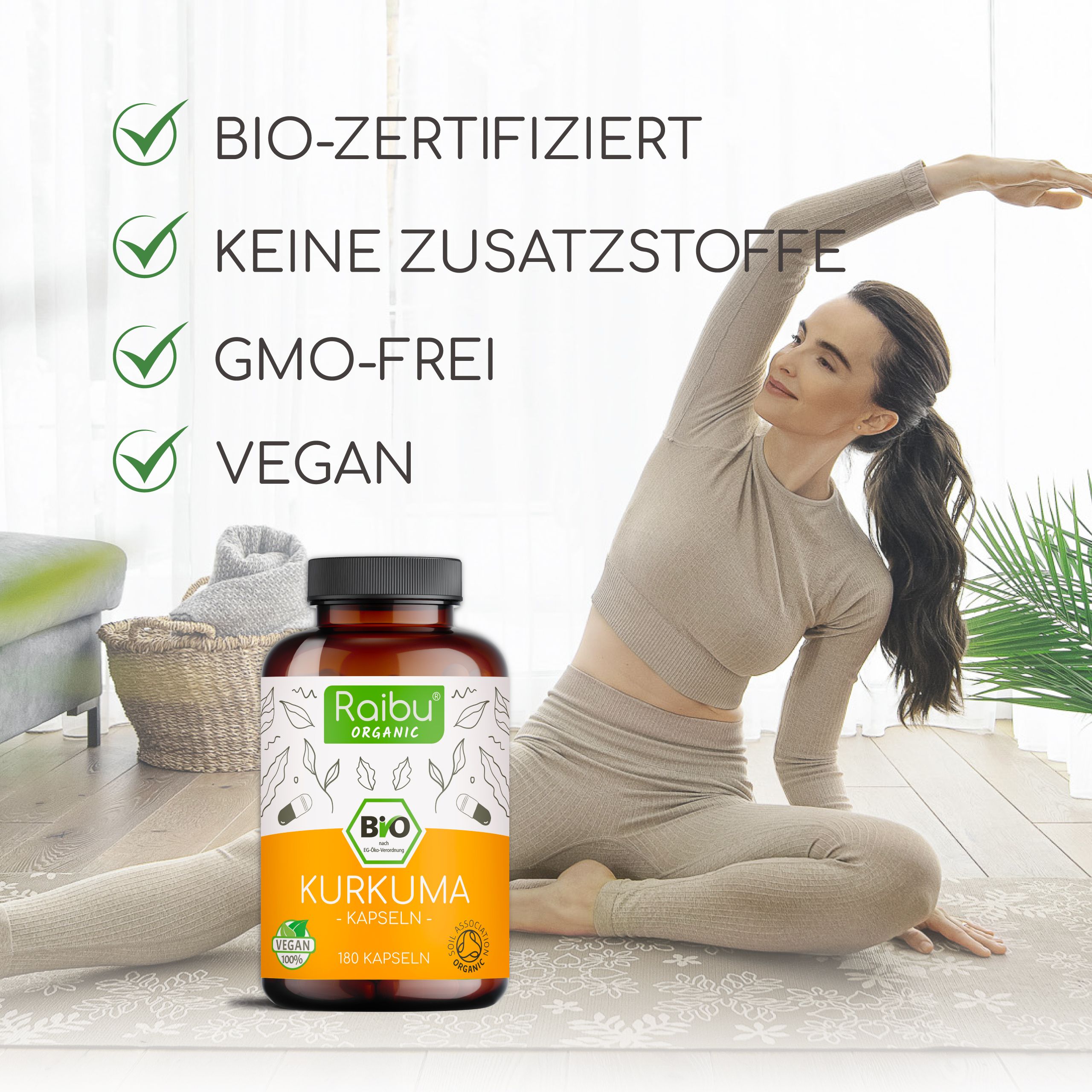Frau dehnt sich neben einer Flasche. Aufschrift: Raibu Organic, Bio, Kurkuma, 180 Kapseln. Siegel: Vegan. Text: Bio-zertifiziert, keine Zusatzstoffe, GMO-frei, Vegan.