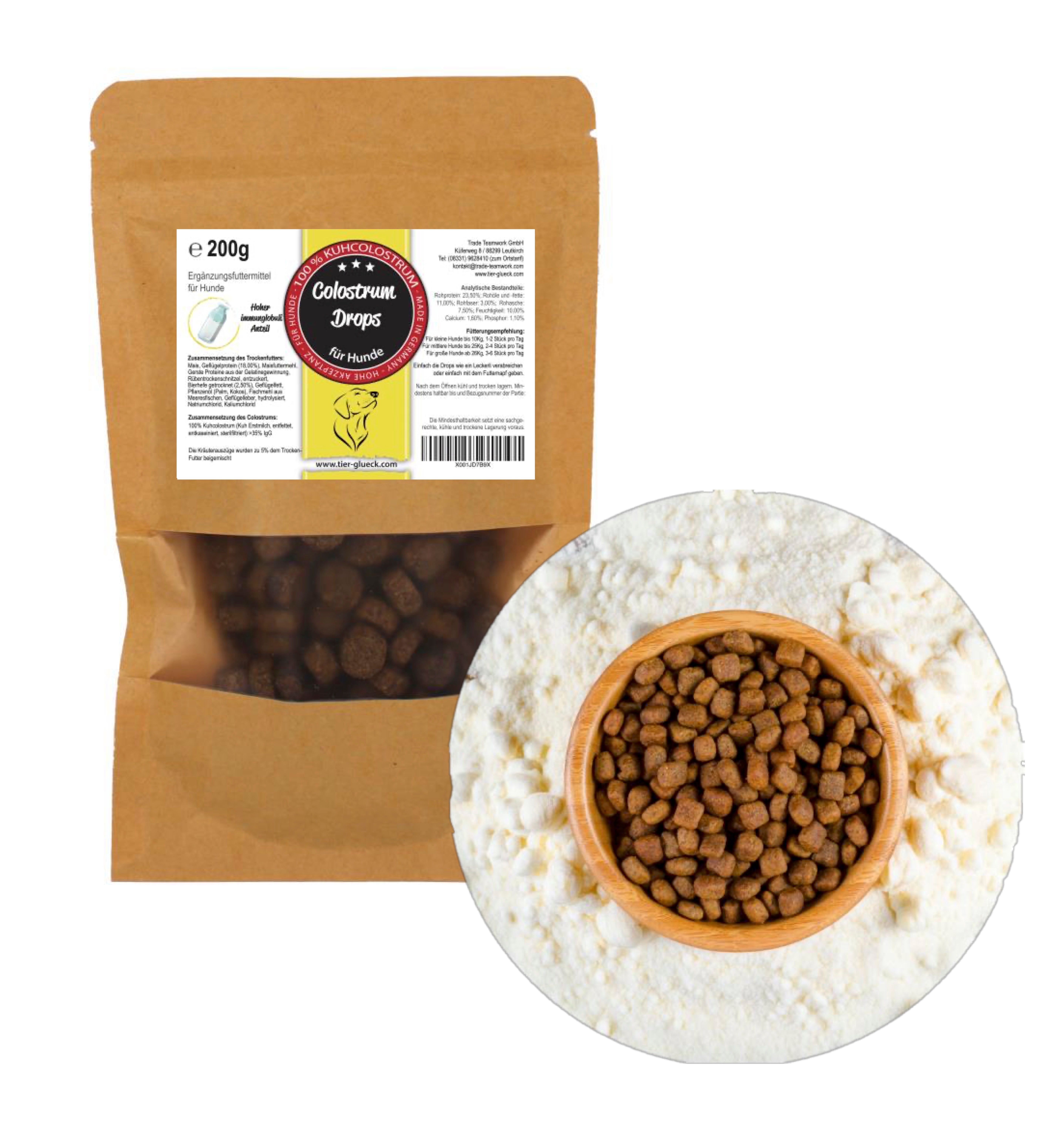 Beutel mit Colostrum Drops und Schale mit Drops auf weißem Pulver. Aufdruck: 200g, Colostrum Drops für Hunde, TierGlück.