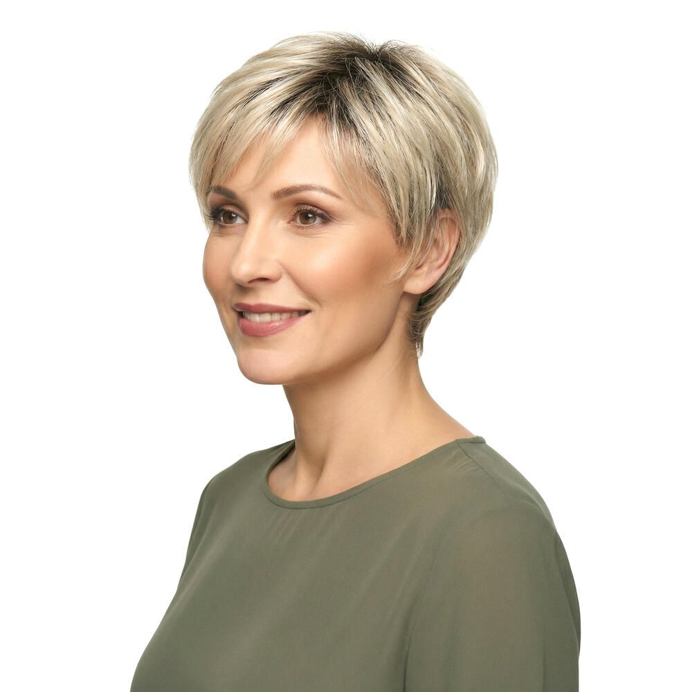 Kurzhaarperücke mit blonden Strähnen. Die Frau trägt ein grünes Oberteil. Seitenansicht.